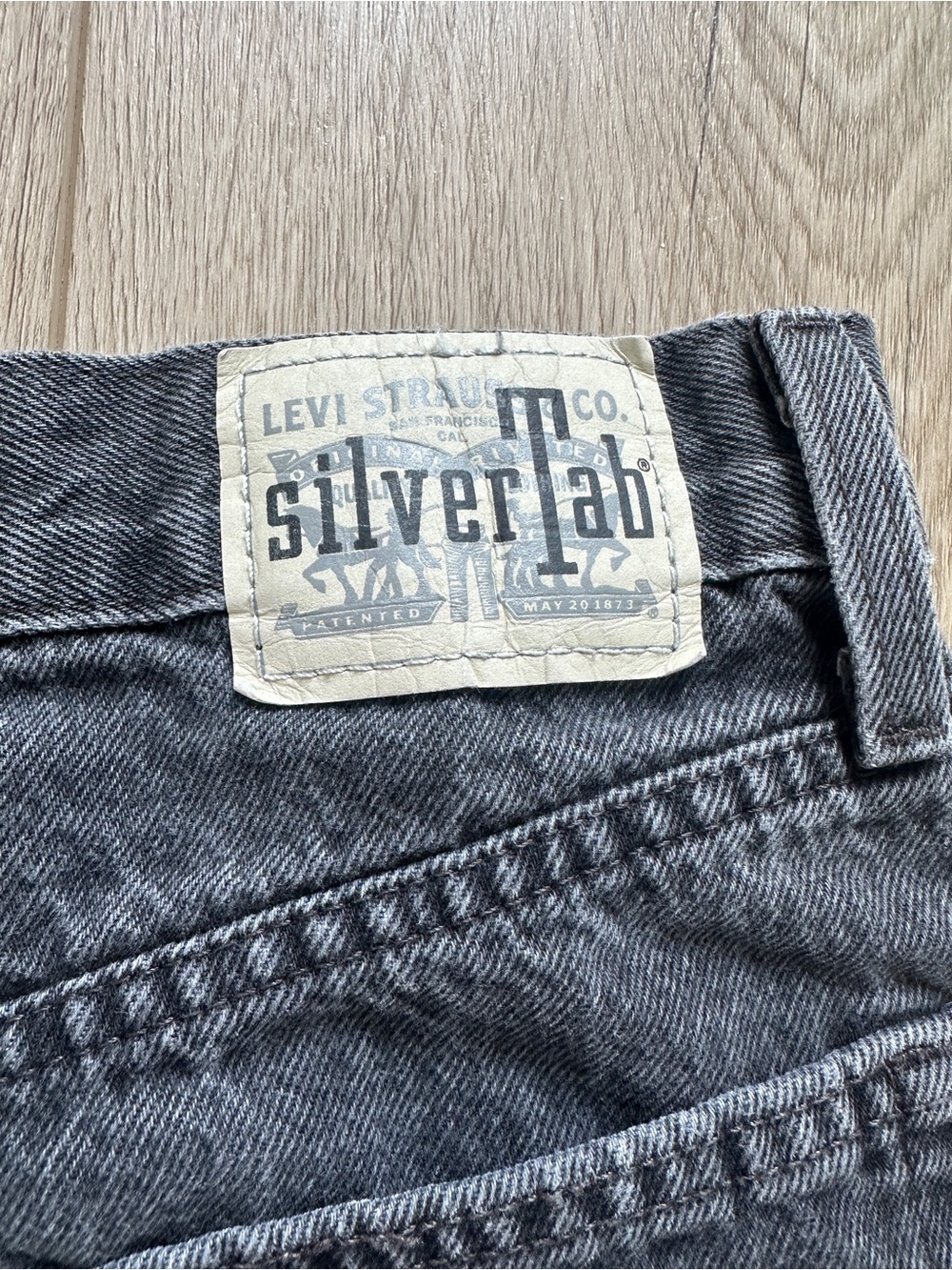 Levi’s SilverTab Mom Shorts - Picture 6 of 8